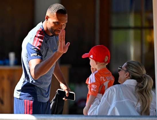 28.07.2026, Fussball Bundesliga 2026 2027, Trainingslager FC Bayern München in Rottach-Egern am Tegernsee (Bayern). Jonathan Tah (FC Bayern München) klatscht ab *** July 28, 2026, 2026–2027 Bundesliga, FC Bayern Munich training camp in Rottach Egern on Lake Tegernsee, Bavaria; Jonathan Tah of FC Bayern Munich high-fives a fan