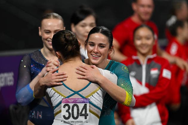 COM26 ARTISTIC GYMNASTICS, Breanna Scott of Australia is congratulated by team mate Kate McDonald of Australia after winning the Artistic Gymnastics Women™s Balance Bean Final during the Glasgow 2026 Commonwealth Games at the Glasgow International Arena in Glasgow, Scotland, Tuesday, July 28, 2026. ( NO ARCHIVING, EDITORIAL USE ONLY Glasgow Scotland United Kingdom  Copyright: xLUKASxCOCHx 20260728136297130978