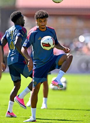 28.07.2026, Fussball Bundesliga 2026 2027, Trainingslager FC Bayern München in Rottach-Egern am Tegernsee (Bayern). Nathaniel Brown (FC Bayern München) am Ball. *** July 28, 2026, 2026–2027 Bundesliga, FC Bayern Munich training camp in Rottach-Egern on Lake Tegernsee, Bavaria; Nathaniel Brown of FC Bayern Munich in action