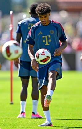 28.07.2026, Fussball Bundesliga 2026 2027, Trainingslager FC Bayern München in Rottach-Egern am Tegernsee (Bayern). Nathaniel Brown (FC Bayern München) am Ball. *** July 28, 2026, 2026–2027 Bundesliga, FC Bayern Munich training camp in Rottach-Egern on Lake Tegernsee, Bavaria; Nathaniel Brown of FC Bayern Munich in action