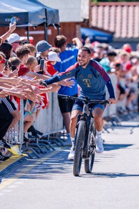 Trainingslager, FC Bayern München am 28.07.2026 in Rottach-Egern Arijon Ibrahimovic Ankunft mit dem Fahrrad am Trainingsplatz *** Training camp, FC Bayern Munich on July 28, 2026, in Rottach-Egern: Arijon Ibrahimovic arrives by bike at the training ground Copyright: xBahhoxKarax