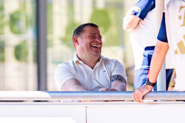 Trainingslager, FC Bayern München am 28.07.2026 in Rottach-Egern Max eberl lacht zufrieden glücklich *** Training camp, FC Bayern Munich on July 28, 2026, in Rottach-Egern; Max Eberl smiles, looking satisfied and happy Copyright: xBahhoxKarax