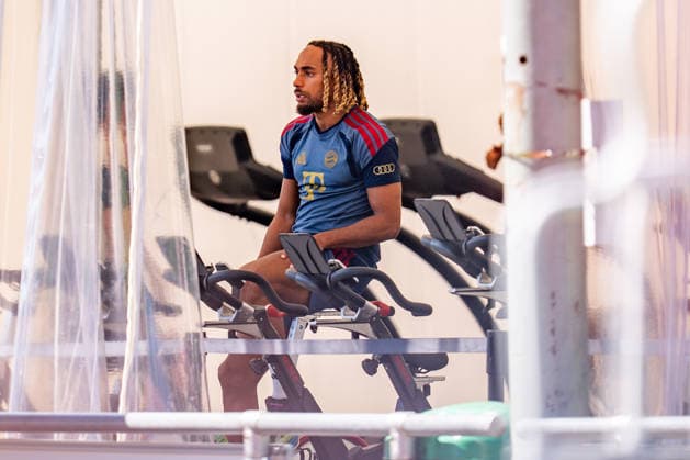 Trainingslager, FC Bayern München am 28.07.2026 in Rottach-Egern Sacha Boey im Zelt auf dem Laufband *** Training camp, FC Bayern Munich on July 28, 2026, in Rottach-Egern: Sacha Boey on the treadmill in the tent Copyright: xBahhoxKarax