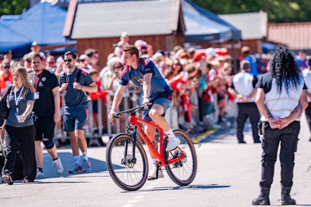 Trainingslager, FC Bayern München am 28.07.2026 in Rottach-Egern Jonas Urbig Ankunft mit dem Fahrrad *** Training camp, FC Bayern Munich on July 28, 2026, in Rottach-Egern: Jonas Urbig arrives by bike Copyright: xBahhoxKarax