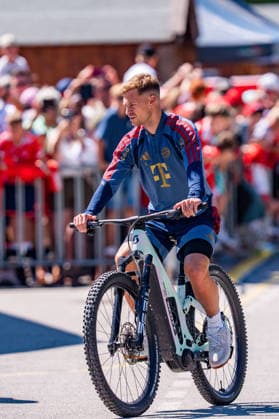 Trainingslager, FC Bayern München am 28.07.2026 in Rottach-Egern Ankunft mit dem Fahrrad Joshua Kimmich *** Training camp, FC Bayern Munich on July 28, 2026, in Rottach Egern; Joshua Kimmich arrives by bike Copyright: xBahhoxKarax