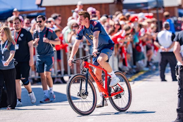 Trainingslager, FC Bayern München am 28.07.2026 in Rottach-Egern Jonas Urbig Ankunft mit dem Fahrrad *** Training camp, FC Bayern Munich on July 28, 2026, in Rottach Egern: Jonas Urbig arrives by bike Copyright: xBahhoxKarax