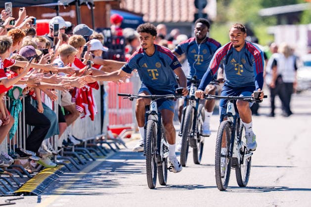 Trainingslager, FC Bayern München am 28.07.2026 in Rottach-Egern Ankunft mit dem Fahrrad Nathaniel Brown *** Training camp, FC Bayern Munich on July 28, 2026, in Rottach-Egern; Nathaniel Brown arrives by bike Copyright: xBahhoxKarax