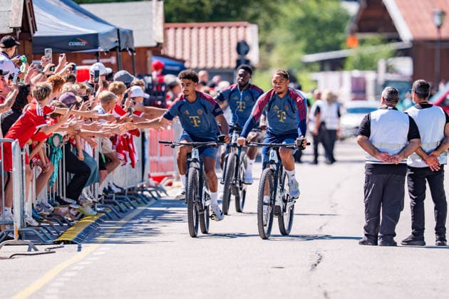 Trainingslager, FC Bayern München am 28.07.2026 in Rottach-Egern Ankunft mit dem Fahrrad Nathaniel Brown *** Training camp, FC Bayern Munich on July 28, 2026, in Rottach-Egern; Nathaniel Brown arrives by bike Copyright: xBahhoxKarax