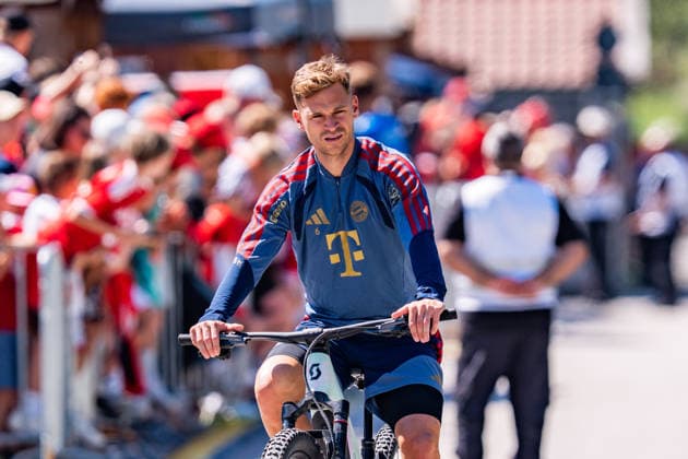 Trainingslager, FC Bayern München am 28.07.2026 in Rottach-Egern Ankunft mit dem Fahrrad Joshua Kimmich *** Training camp, FC Bayern Munich on July 28, 2026, in Rottach-Egern; Joshua Kimmich arrives by bike Copyright: xBahhoxKarax