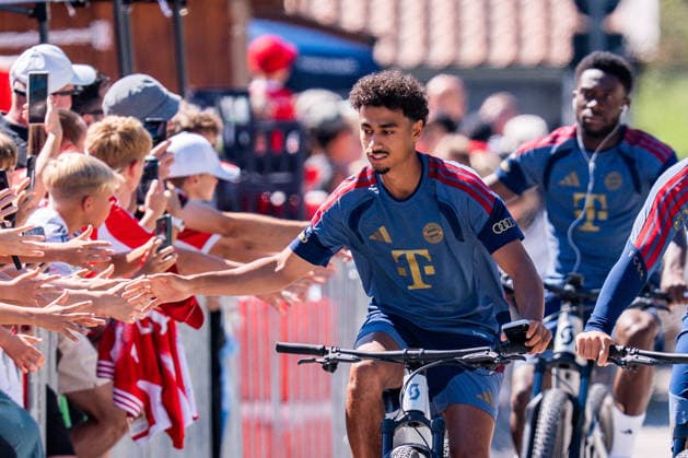 Trainingslager, FC Bayern München am 28.07.2026 in Rottach-Egern Ankunft mit dem Fahrrad Nathaniel Brown *** Training camp, FC Bayern Munich on July 28, 2026, in Rottach-Egern; Nathaniel Brown arrives by bike Copyright: xBahhoxKarax