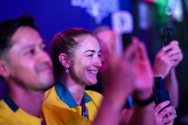 COM26 ARTISTIC GYMNASTICS, Team Australia Head Coach Tara Duncanson looks on as Breanna Scott of Australia poses for photographs on the podium after winning the Artistic Gymnastics Women™s Balance Bean Final during the Glasgow 2026 Commonwealth Games at the Glasgow International Arena in Glasgow, Scotland, Tuesday, July 28, 2026. ( NO ARCHIVING, EDITORIAL USE ONLY Glasgow Scotland United Kingdom  Copyright: xLUKASxCOCHx 20260729120240136238