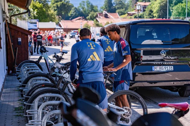 Trainingslager, FC Bayern München am 28.07.2026 in Rottach-Egern Ankunft mit dem Fahrrad Nathaniel Brown *** Training camp, FC Bayern Munich on July 28, 2026, in Rottach-Egern; Nathaniel Brown arrives by bike Copyright: xBahhoxKarax