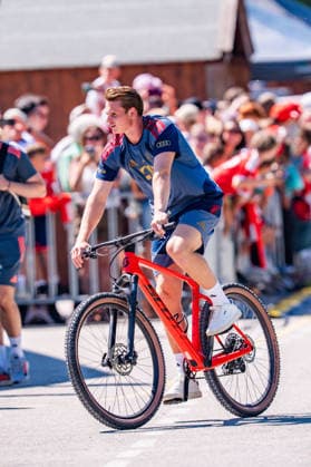 Trainingslager, FC Bayern München am 28.07.2026 in Rottach-Egern Jonas Urbig Ankunft mit dem Fahrrad *** Training camp, FC Bayern Munich on July 28, 2026, in Rottach-Egern: Jonas Urbig arrives by bike Copyright: xBahhoxKarax