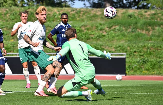 28.07.2026 - Fussball - Saison 2026 2027 - Testspiel Freundschaftsspiel Vorbereitungsspiel - Paris FC - SpVgg Greuther Fürth ( Kleeblatt ) - - Sportfoto Zink - xwoxzix - regulations prohibit any use of photographs as image sequences and or quasi-video - only for editorial use - Ole Pohlmann (10, SpVgg Greuther Fürth ) Kevin Trapp (1, Paris FC) *** July 28, 2026 Soccer Season 2026–2027 Exhibition Match Friendly Match Preseason Match Paris FC SpVgg Greuther Fürth Kleeblatt Sports Photo by Zink xwoxzix; regulations prohibit any use of photographs as image sequences and or quasi-video; for editorial use only. Ole Pohlmann 10, SpVgg Greuther Fürth Kevin Trapp 1, Paris FC