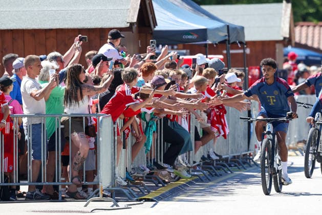 Nathaniel Brown (FC Bayern Muenchen) klatscht mit Fans ab auf dem Fahrrad, GER, Oeffentliches Training, FC Bayern Muenchen, Fussball, Saison 2026 2027, 28.07.2026, GER, Oeffentliches Training, FC Bayern Muenchen, Fussball, Saison 2026 2027, 28.07.2026 Rottach-Egern *** Nathaniel Brown of FC Bayern Munich high-fives fans while riding a bike, GER, Open Practice, FC Bayern Munich, Soccer, 2026–2027 Season, July 28, 2026, GER, Open Practice, FC Bayern Munich, Soccer, 2026–2027 Season, July 28, 2026, Rottach-Egern Copyright: xEibner-Pressefoto JennixMaulx EP_JML
