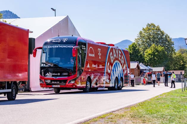 Trainingslager, FC Bayern München am 28.07.2026 in Rottach-Egern Mannschaftsbus FC Bayern München *** Training camp, FC Bayern Munich on July 28, 2026, in Rottach Egern; FC Bayern Munich team bus Copyright: xBahhoxKarax