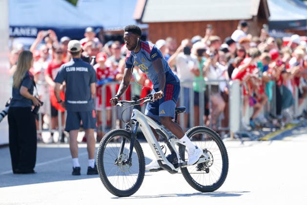 Alphonso Davies (FC Bayern Muenchen, 19) kommt mit dem Fahrrad an, GER, Oeffentliches Training, FC Bayern Muenchen, Fussball, Saison 2026 2027, 28.07.2026, GER, Oeffentliches Training, FC Bayern Muenchen, Fussball, Saison 2026 2027, 28.07.2026 Rottach-Egern *** Alphonso Davies, FC Bayern Munich, 19, arrives by bike, GER, Open Practice, FC Bayern Munich, Soccer, 2026–2027 Season, July 28, 2026, GER, Open Training, FC Bayern Munich, Soccer, 2026–2027 Season, July 28, 2026, Rottach-Egern Copyright: xEibner-Pressefoto JennixMaulx EP_JML