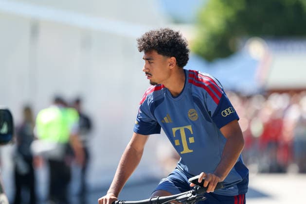 Nathaniel Brown (FC Bayern Muenchen) kommt mit dem Fahrrad an, GER, Oeffentliches Training, FC Bayern Muenchen, Fussball, Saison 2026 2027, 28.07.2026, GER, Oeffentliches Training, FC Bayern Muenchen, Fussball, Saison 2026 2027, 28.07.2026 Rottach-Egern *** Nathaniel Brown of FC Bayern Munich arrives by bike, GER, Open Practice, FC Bayern Munich, Soccer, 2026–2027 Season, July 28, 2026, GER, Open Training, FC Bayern Munich, Soccer, 2026–2027 Season, July 28, 2026, Rottach-Egern Copyright: xEibner-Pressefoto JennixMaulx EP_JML