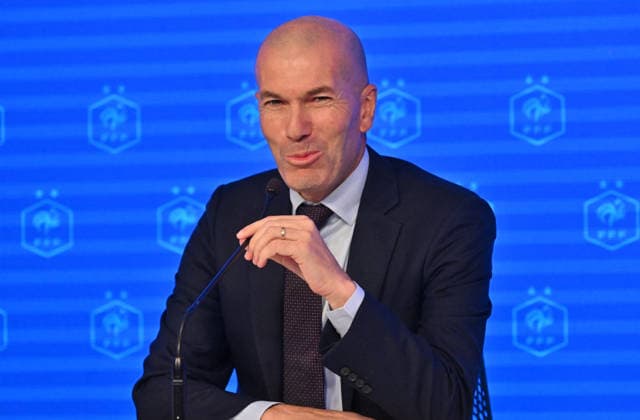 L ancien international français de football Zinédine Zidane s exprime lors d une conférence de presse visant à le présenter comme le nouveau sélectionneur de l équipe de France, au siège de la Fédération française de football (FFF) à Paris, le 28 juillet 2026. L ancien meneur de jeu des Bleus, vainqueur de la Coupe du monde 1998 et du Championnat d Europe 2000 en tant que joueur, a été nommé à la tête de l équipe nationale, succédant ainsi à Didier Deschamps, a annoncé la Fédération française de football (FFF). Zidane prend la relève de son ancien coéquipier Deschamps, en poste depuis 2012 ; le mandat de ce dernier s est achevé sur une quatrième place lors de la Coupe du monde 2026, après un titre mondial en 2018 et une finale disputée en 2022. Christian Liewig Bestimage Former French international football player Zinedine Zidane during a press conference, PK, Pressekonferenz to present him as the new head coach of France national football team at the French Football Federation headquarters (FFF) in Paris on July 28, 2026. The former France playmaker, who won the 1998 World Cup and the 2000 European Championship, EM, Europameisterschaft as a player, has been appointed head coach of the French national team, Nationalteam succeeding Didier Deschamps, the French Football Federation (FFF) announced. Zidane takes over from his former teammate Deschamps, who had been in charge since 2012; Deschamps tenure ended with a fourth-place finish at the 2026 World Cup, following a title win in 2018 and a final appearance in 2022. Paris France  Copyright: xChristianxLiewigx xBestimagexChristianxLiewigx xBestimagex