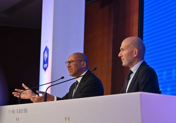 L ancien international français de football Zinédine Zidane (à droite) s exprime aux côtés du président de la Fédération française de football, Philippe Diallo (à gauche), lors d une conférence de presse visant à le présenter comme le nouveau sélectionneur de l équipe de France, au siège de la Fédération française de football (FFF) à Paris, le 28 juillet 2026. L ancien meneur de jeu des Bleus, vainqueur de la Coupe du monde 1998 et du Championnat d Europe 2000 en tant que joueur, a été nommé à la tête de l équipe nationale, succédant ainsi à Didier Deschamps, a annoncé la Fédération française de football (FFF). Zidane prend la relève de son ancien coéquipier Deschamps, en poste depuis 2012 ; le mandat de ce dernier s est achevé sur une quatrième place lors de la Coupe du monde 2026, après un titre mondial en 2018 et une finale disputée en 2022. Christian Liewig Bestimage Former French international football player Zinedine Zidane (R) speaks next to President of the French Football Federation Philippe Diallo (L) during a press conference, PK, Pressekonferenz to present him as the new head coach of France national football team at the French Football Federation headquarters (FFF) in Paris on July 28, 2026. The former France playmaker, who won the 1998 World Cup and the 2000 European Championship, EM, Europameisterschaft as a player, has been appointed head coach of the French national team, Nationalteam succeeding Didier Deschamps, the French Football Federation (FFF) announced. Zidane takes over from his former teammate Deschamps, who had been in charge since 2012; Deschamps tenure ended with a fourth-place finish at the 2026 World Cup, following a title win in 2018 and a final appearance in 2022. Paris France  Copyright: xChristianxLiewigx xBestimagexChristianxLiewigx xBestimagex
