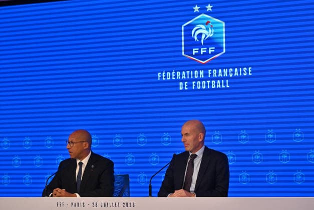 L ancien international français de football Zinédine Zidane (à droite) s exprime aux côtés du président de la Fédération française de football, Philippe Diallo (à gauche), lors d une conférence de presse visant à le présenter comme le nouveau sélectionneur de l équipe de France, au siège de la Fédération française de football (FFF) à Paris, le 28 juillet 2026. L ancien meneur de jeu des Bleus, vainqueur de la Coupe du monde 1998 et du Championnat d Europe 2000 en tant que joueur, a été nommé à la tête de l équipe nationale, succédant ainsi à Didier Deschamps, a annoncé la Fédération française de football (FFF). Zidane prend la relève de son ancien coéquipier Deschamps, en poste depuis 2012 ; le mandat de ce dernier s est achevé sur une quatrième place lors de la Coupe du monde 2026, après un titre mondial en 2018 et une finale disputée en 2022. Christian Liewig Bestimage Former French international football player Zinedine Zidane (R) speaks next to President of the French Football Federation Philippe Diallo (L) during a press conference, PK, Pressekonferenz to present him as the new head coach of France national football team at the French Football Federation headquarters (FFF) in Paris on July 28, 2026. The former France playmaker, who won the 1998 World Cup and the 2000 European Championship, EM, Europameisterschaft as a player, has been appointed head coach of the French national team, Nationalteam succeeding Didier Deschamps, the French Football Federation (FFF) announced. Zidane takes over from his former teammate Deschamps, who had been in charge since 2012; Deschamps tenure ended with a fourth-place finish at the 2026 World Cup, following a title win in 2018 and a final appearance in 2022. Paris France  Copyright: xChristianxLiewigx xBestimagexChristianxLiewigx xBestimagex