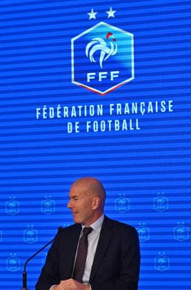 L ancien international français de football Zinédine Zidane s exprime lors d une conférence de presse visant à le présenter comme le nouveau sélectionneur de l équipe de France, au siège de la Fédération française de football (FFF) à Paris, le 28 juillet 2026. L ancien meneur de jeu des Bleus, vainqueur de la Coupe du monde 1998 et du Championnat d Europe 2000 en tant que joueur, a été nommé à la tête de l équipe nationale, succédant ainsi à Didier Deschamps, a annoncé la Fédération française de football (FFF). Zidane prend la relève de son ancien coéquipier Deschamps, en poste depuis 2012 ; le mandat de ce dernier s est achevé sur une quatrième place lors de la Coupe du monde 2026, après un titre mondial en 2018 et une finale disputée en 2022. Christian Liewig Bestimage Former French international football player Zinedine Zidane during a press conference, PK, Pressekonferenz to present him as the new head coach of France national football team at the French Football Federation headquarters (FFF) in Paris on July 28, 2026. The former France playmaker, who won the 1998 World Cup and the 2000 European Championship, EM, Europameisterschaft as a player, has been appointed head coach of the French national team, Nationalteam succeeding Didier Deschamps, the French Football Federation (FFF) announced. Zidane takes over from his former teammate Deschamps, who had been in charge since 2012; Deschamps tenure ended with a fourth-place finish at the 2026 World Cup, following a title win in 2018 and a final appearance in 2022. Paris France  Copyright: xChristianxLiewigx xBestimagexChristianxLiewigx xBestimagex