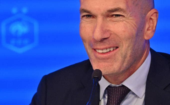 L ancien international français de football Zinédine Zidane s exprime lors d une conférence de presse visant à le présenter comme le nouveau sélectionneur de l équipe de France, au siège de la Fédération française de football (FFF) à Paris, le 28 juillet 2026. L ancien meneur de jeu des Bleus, vainqueur de la Coupe du monde 1998 et du Championnat d Europe 2000 en tant que joueur, a été nommé à la tête de l équipe nationale, succédant ainsi à Didier Deschamps, a annoncé la Fédération française de football (FFF). Zidane prend la relève de son ancien coéquipier Deschamps, en poste depuis 2012 ; le mandat de ce dernier s est achevé sur une quatrième place lors de la Coupe du monde 2026, après un titre mondial en 2018 et une finale disputée en 2022. Christian Liewig Bestimage Former French international football player Zinedine Zidane during a press conference, PK, Pressekonferenz to present him as the new head coach of France national football team at the French Football Federation headquarters (FFF) in Paris on July 28, 2026. The former France playmaker, who won the 1998 World Cup and the 2000 European Championship, EM, Europameisterschaft as a player, has been appointed head coach of the French national team, Nationalteam succeeding Didier Deschamps, the French Football Federation (FFF) announced. Zidane takes over from his former teammate Deschamps, who had been in charge since 2012; Deschamps tenure ended with a fourth-place finish at the 2026 World Cup, following a title win in 2018 and a final appearance in 2022. Paris France  Copyright: xChristianxLiewigx xBestimagexChristianxLiewigx xBestimagex
