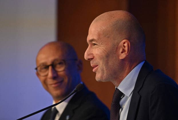 L ancien international français de football Zinédine Zidane (à droite) s exprime aux côtés du président de la Fédération française de football, Philippe Diallo (à gauche), lors d une conférence de presse visant à le présenter comme le nouveau sélectionneur de l équipe de France, au siège de la Fédération française de football (FFF) à Paris, le 28 juillet 2026. L ancien meneur de jeu des Bleus, vainqueur de la Coupe du monde 1998 et du Championnat d Europe 2000 en tant que joueur, a été nommé à la tête de l équipe nationale, succédant ainsi à Didier Deschamps, a annoncé la Fédération française de football (FFF). Zidane prend la relève de son ancien coéquipier Deschamps, en poste depuis 2012 ; le mandat de ce dernier s est achevé sur une quatrième place lors de la Coupe du monde 2026, après un titre mondial en 2018 et une finale disputée en 2022. Christian Liewig Bestimage Former French international football player Zinedine Zidane (R) speaks next to President of the French Football Federation Philippe Diallo (L) during a press conference, PK, Pressekonferenz to present him as the new head coach of France national football team at the French Football Federation headquarters (FFF) in Paris on July 28, 2026. The former France playmaker, who won the 1998 World Cup and the 2000 European Championship, EM, Europameisterschaft as a player, has been appointed head coach of the French national team, Nationalteam succeeding Didier Deschamps, the French Football Federation (FFF) announced. Zidane takes over from his former teammate Deschamps, who had been in charge since 2012; Deschamps tenure ended with a fourth-place finish at the 2026 World Cup, following a title win in 2018 and a final appearance in 2022. Paris France  Copyright: xChristianxLiewigx xBestimagexChristianxLiewigx xBestimagex