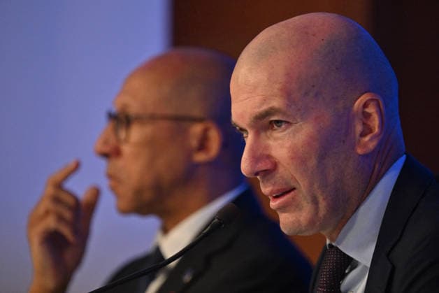 L ancien international français de football Zinédine Zidane (à droite) s exprime aux côtés du président de la Fédération française de football, Philippe Diallo (à gauche), lors d une conférence de presse visant à le présenter comme le nouveau sélectionneur de l équipe de France, au siège de la Fédération française de football (FFF) à Paris, le 28 juillet 2026. L ancien meneur de jeu des Bleus, vainqueur de la Coupe du monde 1998 et du Championnat d Europe 2000 en tant que joueur, a été nommé à la tête de l équipe nationale, succédant ainsi à Didier Deschamps, a annoncé la Fédération française de football (FFF). Zidane prend la relève de son ancien coéquipier Deschamps, en poste depuis 2012 ; le mandat de ce dernier s est achevé sur une quatrième place lors de la Coupe du monde 2026, après un titre mondial en 2018 et une finale disputée en 2022. Christian Liewig Bestimage Former French international football player Zinedine Zidane (R) speaks next to President of the French Football Federation Philippe Diallo (L) during a press conference, PK, Pressekonferenz to present him as the new head coach of France national football team at the French Football Federation headquarters (FFF) in Paris on July 28, 2026. The former France playmaker, who won the 1998 World Cup and the 2000 European Championship, EM, Europameisterschaft as a player, has been appointed head coach of the French national team, Nationalteam succeeding Didier Deschamps, the French Football Federation (FFF) announced. Zidane takes over from his former teammate Deschamps, who had been in charge since 2012; Deschamps tenure ended with a fourth-place finish at the 2026 World Cup, following a title win in 2018 and a final appearance in 2022. Paris France  Copyright: xChristianxLiewigx xBestimagexChristianxLiewigx xBestimagex