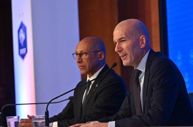 L ancien international français de football Zinédine Zidane (à droite) s exprime aux côtés du président de la Fédération française de football, Philippe Diallo (à gauche), lors d une conférence de presse visant à le présenter comme le nouveau sélectionneur de l équipe de France, au siège de la Fédération française de football (FFF) à Paris, le 28 juillet 2026. L ancien meneur de jeu des Bleus, vainqueur de la Coupe du monde 1998 et du Championnat d Europe 2000 en tant que joueur, a été nommé à la tête de l équipe nationale, succédant ainsi à Didier Deschamps, a annoncé la Fédération française de football (FFF). Zidane prend la relève de son ancien coéquipier Deschamps, en poste depuis 2012 ; le mandat de ce dernier s est achevé sur une quatrième place lors de la Coupe du monde 2026, après un titre mondial en 2018 et une finale disputée en 2022. Christian Liewig Bestimage Former French international football player Zinedine Zidane (R) speaks next to President of the French Football Federation Philippe Diallo (L) during a press conference, PK, Pressekonferenz to present him as the new head coach of France national football team at the French Football Federation headquarters (FFF) in Paris on July 28, 2026. The former France playmaker, who won the 1998 World Cup and the 2000 European Championship, EM, Europameisterschaft as a player, has been appointed head coach of the French national team, Nationalteam succeeding Didier Deschamps, the French Football Federation (FFF) announced. Zidane takes over from his former teammate Deschamps, who had been in charge since 2012; Deschamps tenure ended with a fourth-place finish at the 2026 World Cup, following a title win in 2018 and a final appearance in 2022. Paris France  Copyright: xChristianxLiewigx xBestimagexChristianxLiewigx xBestimagex
