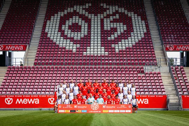 Fussball - 1. BL - Porträttermin 2026 2027 - 23.07.26, 1. FSV Mainz 05 Media Day 2026 in der Mewa Arena - Obere Reihe: Urs Fischer (Cheftrainer), Markus Hoffmann (Co-Trainer), Andreas Hanche-Olsen, Stefan Bell, Eric Martel, Phillip Tietz, Fabio Gruber, Michael Silberbauer (Co-Trainer), Sören Hartung (Co-Trainer), Mitte-Oben: Jannes Ehresmann (Co-Trainer Analyse), Sebastian Podsiadly (Co-Trainer Analyse), Stephan Kuhnert (Torwarttrainer), Danny Da Costa, Dominik Kohr, Lennard Maloney, Anthony Caci, Ransford Königsdörffer, Jonas Grünewald (stellvertretende Leitung Performance), Sven Herzog (Leitung Performance), Mitte-Unten: Dr. Kathrin Stelzer (Ärztin), Axel Busenkell (Leitung Rehabilitation), Hyung-Seok Hong, Sheraldo Becker, Silas Katompa Mvumpa, Otto Ruoppi, Marco Richter, Torsten Körner (Zeugwart), Walter Notter (Zeugwart) Vordere Reihe: PD Dr. Stefan Mattyasovszky (Arzt), Steffen Tröster (Leitung Physiotherapie), Paul Nebel, William Boving, Robin Zentner, Maximilian Kinzig, Benedict Hollerbach, Sota Kawasaki, Stefan Kamilli (Physiotherapeut), Daniel Henkes (Physiotherapeut) - - *** Soccer 1st Bundesliga Media Day 2026–2027, July 23, 2026, 1 FSV Mainz 05 Media Day 2026 at the Mewa Arena Top row: Urs Fischer, head coach; Markus Hoffmann, assistant coach; Andreas Hanche Olsen, Stefan Bell, Eric Martel, Phillip Tietz, Fabio Gruber, Michael Silberbauer (Assistant Coach), Sören Hartung (Assistant Coach); Center Top: Jannes Ehresmann (Assistant Coach, Analysis), Sebastian Podsiadly (Assistant Coach, Analysis), Stephan Kuhnert (Goalkeeper Coach), Danny Da Costa, Dominik Kohr, Lennard Maloney, Anthony Caci, Ransford Königsdörffer, Jonas Grünewald, Deputy Head of Performance; Sven Herzog, Head of Performance; center bottom: Dr. Kathrin Stelzer, Team Physician; Axel Busenkell, Head of Rehabilitation; Hyung Seok Hong, Sheraldo Becker, Silas Katompa Mvumpa, Otto Ruoppi, Marco Richter, Torsten Körner, Equipment Manager; Walter Notter, Equipment Manager; Front Row: PD Dr. Stefan Mattyasovszky, Team Physician; Steffen Tröster, Head of Physical Therapy; Paul Nebel, William Boving, Robin Zentner, Maximilian Kinzig, Benedict Hollerbach, Sota Kawasaki, Stefan Kamilli, Physical Therapists; Daniel Henkes, Physical Therapist