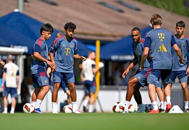 28.07.2026, Fussball Bundesliga 2026 2027, Trainingslager FC Bayern München in Rottach-Egern am Tegernsee (Bayern). Nathaniel Brown (FC Bayern München) und Jonathan Tah (FC Bayern München) *** July 28, 2026, 2026–2027 Bundesliga, FC Bayern Munich training camp in Rottach-Egern on Lake Tegernsee, Bavaria: Nathaniel Brown (FC Bayern Munich) and Jonathan Tah (FC Bayern Munich)