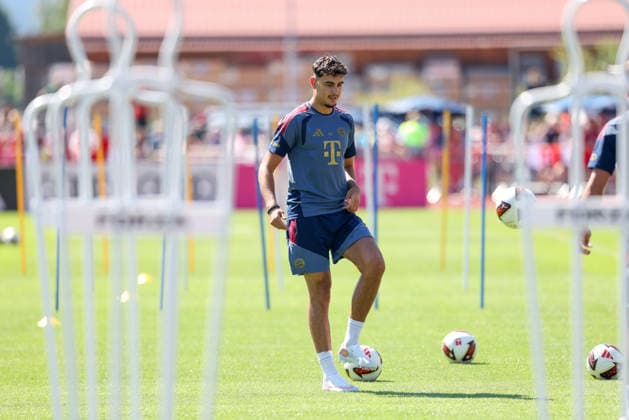 Aleksandar Pavlovic (FC Bayern Muenchen, 45) mit Ball, GER, Oeffentliches Training, FC Bayern Muenchen, Fussball, Saison 2026 2027, 28.07.2026, GER, Oeffentliches Training, FC Bayern Muenchen, Fussball, Saison 2026 2027, 28.07.2026 Rottach-Egern *** Aleksandar Pavlovic, FC Bayern Munich, 45 with the ball, GER, Open Practice, FC Bayern Munich, Soccer, 2026–2027 Season, July 28, 2026, GER, Open Practice, FC Bayern Munich, Soccer, 2026–2027 Season, July 28, 2026, Rottach-Egern Copyright: xEibner-Pressefoto JennixMaulx EP_JML