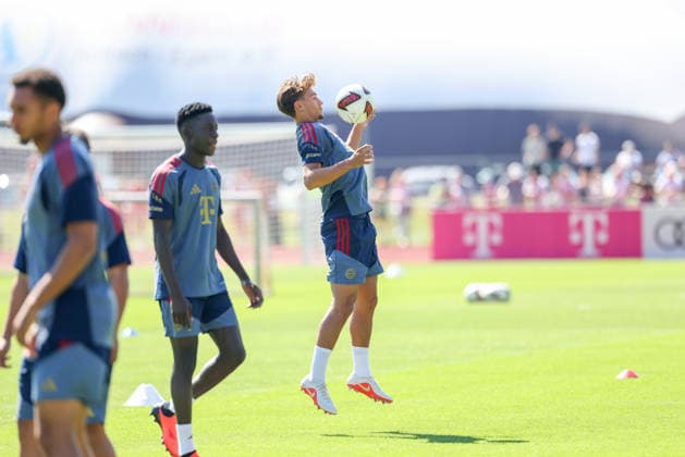 Tom Bischof (FC Bayern Muenchen, 08) mit Ball, GER, Oeffentliches Training, FC Bayern Muenchen, Fussball, Saison 2026 2027, 28.07.2026, GER, Oeffentliches Training, FC Bayern Muenchen, Fussball, Saison 2026 2027, 28.07.2026 Rottach-Egern *** Tom Bischof, FC Bayern Munich, No. 08 with the ball, GER, Open Practice, FC Bayern Munich, Soccer, 2026–2027 Season, July 28, 2026, GER, Public Training, FC Bayern Munich, Soccer, 2026–2027 Season, July 28, 2026, Rottach-Egern Copyright: xEibner-Pressefoto JennixMaulx EP_JML