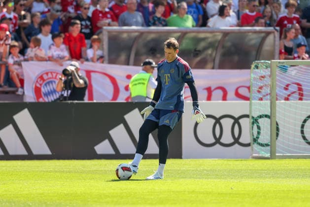 Manuel Neuer (FC Bayern Muenchen, 01) mit Ball, GER, Oeffentliches Training, FC Bayern Muenchen, Fussball, Saison 2026 2027, 28.07.2026, GER, Oeffentliches Training, FC Bayern Muenchen, Fussball, Saison 2026 2027, 28.07.2026 Rottach-Egern *** Manuel Neuer, FC Bayern Munich, No. 01 with the ball, GER, Open Practice, FC Bayern Munich, Soccer, 2026–2027 Season, July 28, 2026, GER, Public Training, FC Bayern Munich, Soccer, 2026–2027 Season, July 28, 2026, Rottach-Egern Copyright: xEibner-Pressefoto JennixMaulx EP_JML