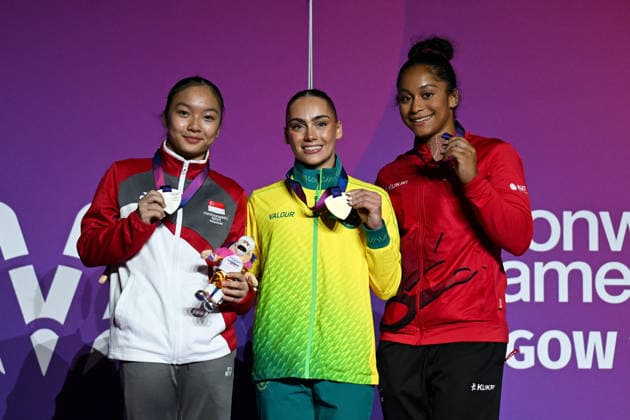 COM26 ARTISTIC GYMNASTICS, Breanna Scott of Australia poses on the podium with Silver medallist Amanda Yap of Singapore and Bronze medallist Lia-Monica Fontaine of Canada in the Artistic Gymnastics Women™s Balance Bean Final during the Glasgow 2026 Commonwealth Games at the Glasgow International Arena in Glasgow, Scotland, Tuesday, July 28, 2026. ( NO ARCHIVING, EDITORIAL USE ONLY Glasgow Scotland United Kingdom  Copyright: xLUKASxCOCHx 20260729121594245528