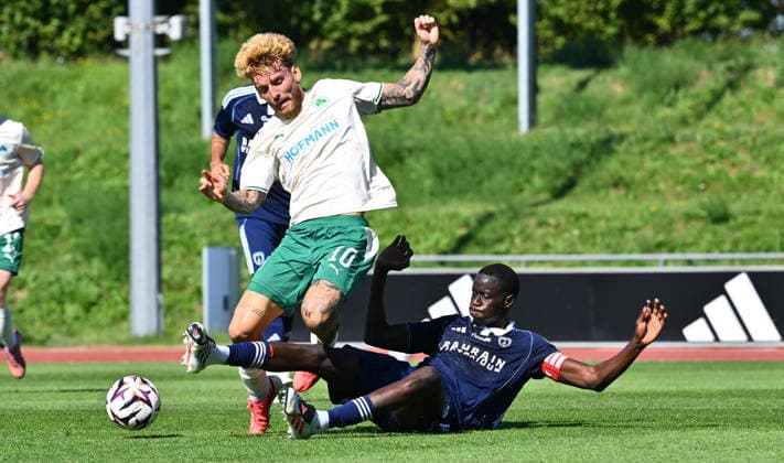 28.07.2026 - Fussball - Saison 2026 2027 - Testspiel Freundschaftsspiel Vorbereitungsspiel - Paris FC - SpVgg Greuther Fürth ( Kleeblatt ) - - Sportfoto Zink - xwoxzix - regulations prohibit any use of photographs as image sequences and or quasi-video - only for editorial use - Ole Pohlmann (10, SpVgg Greuther Fürth ) Moustapha Mbow (5, Paris FC) *** July 28, 2026 Soccer Season 2026–2027 Exhibition Match Friendly Match Preseason Match Paris FC vs. SpVgg Greuther Fürth Kleeblatt Sports Photo by Zink xwoxzix; regulations prohibit any use of photographs as image sequences and or quasi-video; for editorial use only. Ole Pohlmann 10, SpVgg Greuther Fürth Moustapha Mbow 5, Paris FC