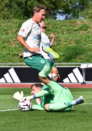 28.07.2026 - Fussball - Saison 2026 2027 - Testspiel Freundschaftsspiel Vorbereitungsspiel - Paris FC - SpVgg Greuther Fürth ( Kleeblatt ) - - Sportfoto Zink - xwoxzix - regulations prohibit any use of photographs as image sequences and or quasi-video - only for editorial use - Kevin Trapp (1, Paris FC) vor Felix Klaus (30, SpVgg Greuther Fürth ) *** July 28, 2026 Soccer Season 2026–2027 Exhibition Match Friendly Match Preseason Match Paris FC SpVgg Greuther Fürth Kleeblatt Sports Photo by Zink xwoxzix; regulations prohibit any use of photographs as image sequences and or quasi-video; for editorial use only. Kevin Trapp 1, Paris FC in front of Felix Klaus 30, SpVgg Greuther Fürth