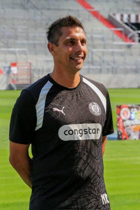Trainer Marcel Rapp ( St Pauli ) beim Shooting Deutschland , Hamburg , Millerntorstadion , Fussball , 2 . Bundesliga , FC St Pauli , Fotoshooting , Mannschaftsfoto *** Coach Marcel Rapp of St. Pauli at a photo shoot in Germany, Hamburg, Millerntor Stadium, soccer, 2. Bundesliga, FC St. Pauli, photo shoot, team photo