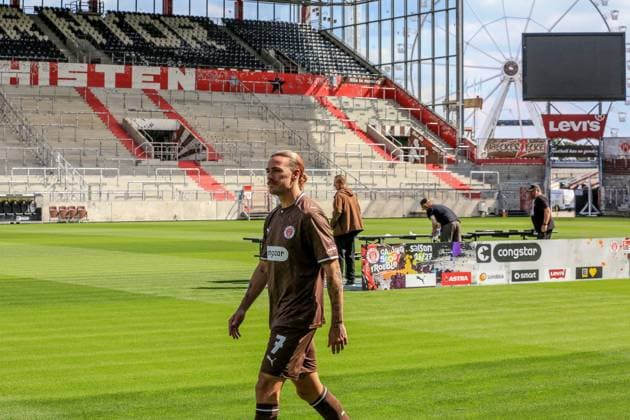 Jackson Irvine ( St Pauli ) auf dem Weg zum Shooting Deutschland , Hamburg , Millerntorstadion , Fussball , 2 . Bundesliga , FC St Pauli , Fotoshooting , Mannschaftsfoto *** Jackson Irvine of St. Pauli on his way to a photo shoot in Germany, Hamburg, Millerntor Stadium, soccer, 2. Bundesliga, FC St. Pauli, photo shoot, team photo