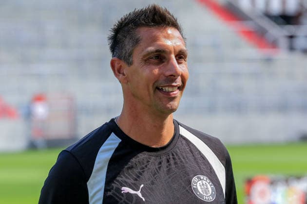 Trainer Marcel Rapp ( St Pauli ) Deutschland , Hamburg , Millerntorstadion , Fussball , 2 . Bundesliga , FC St Pauli , Fotoshooting , Mannschaftsfoto *** Coach Marcel Rapp, St. Pauli, Germany, Hamburg, Millerntor Stadium, soccer, 2. Bundesliga, FC St. Pauli, photo shoot, team photo