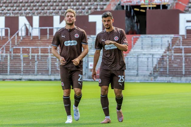 Lars Ritzka Adam Dzwigala ( St Pauli ) auf dem Weg zum Shooting Deutschland , Hamburg , Millerntorstadion , Fussball , 2 . Bundesliga , FC St Pauli , Fotoshooting , Mannschaftsfoto *** Lars Ritzka, Adam Dzwigala, St. Pauli on their way to a photo shoot; Germany, Hamburg, Millerntor Stadium, soccer, 2. Bundesliga, FC St. Pauli, photo shoot, team photo