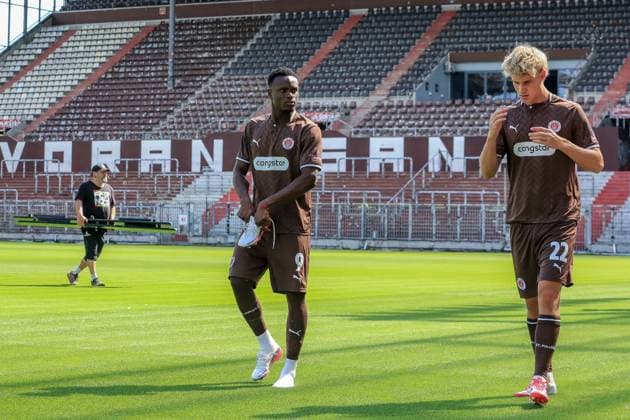 Abdoulie Ceesay Sam Klein ( St Pauli ) bereiten sich für die Fotos vor Deutschland , Hamburg , Millerntorstadion , Fussball , 2 . Bundesliga , FC St Pauli , Fotoshooting , Mannschaftsfoto *** Abdoulie Ceesay, Sam, and St. Pauli get ready for the photos Germany, Hamburg, Millerntor Stadium, soccer, 2. Bundesliga, FC St. Pauli, photo shoot, team photo