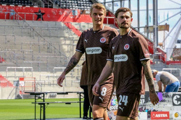 Eric Smith Connor Metcalfe ( St Pauli ) bereiten sich für die Fotos vor Deutschland , Hamburg , Millerntorstadion , Fussball , 2 . Bundesliga , FC St Pauli , Fotoshooting , Mannschaftsfoto *** Eric Smith, Connor Metcalfe, and St. Pauli get ready for the photoshoot Germany, Hamburg, Millerntor Stadium, soccer, 2. Bundesliga, FC St. Pauli, photoshoot, team photo