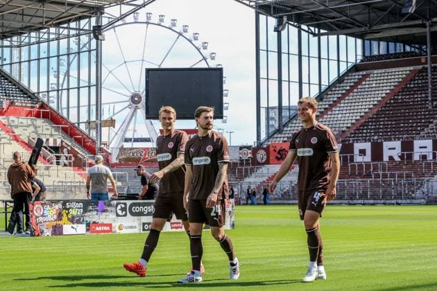 Eric Smith Connor Metcalfe Nemeth David ( St Pauli ) bereiten sich für die Fotos vor Deutschland , Hamburg , Millerntorstadion , Fussball , 2 . Bundesliga , FC St Pauli , Fotoshooting , Mannschaftsfoto *** Eric Smith, Connor Metcalfe Nemeth, and David St. Pauli get ready for the photos Germany, Hamburg, Millerntor Stadium, soccer, 2. Bundesliga, FC St. Pauli, photo shoot, team photo