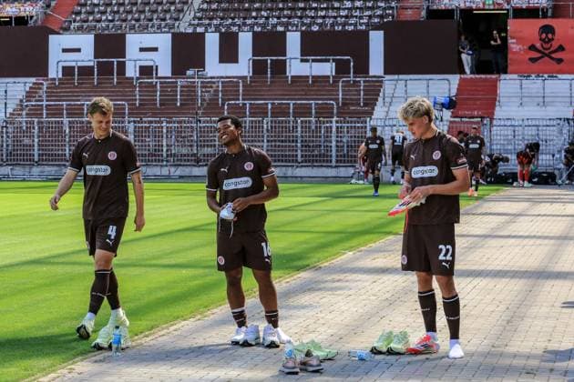 Nemeth David Joel Chima Fujita Sam Klein ( St Pauli ) bereiten sich für die Fotos vor Deutschland , Hamburg , Millerntorstadion , Fussball , 2 . Bundesliga , FC St Pauli , Fotoshooting , Mannschaftsfoto *** Nemeth, David, Joel, Chima, Fujita, and Sam Klein of St. Pauli get ready for the photoshoot Germany, Hamburg, Millerntor Stadium, soccer, 2. Bundesliga, FC St. Pauli, photoshoot, team photo