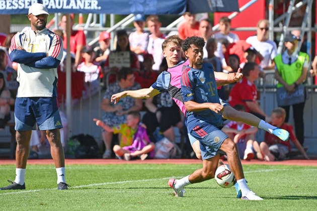 Nathaniel BROWN (Bayern Muenchen),Aktion,Zweikampf, hi:Trainer Vincent KOMPANY (Bayern Muenchen). Oeffentliches Training FC Bayern Muenchen im Trainingslager in Rottach Egern am 28.07.2026. Fussball 1. Bundesliga,Saison 2026 2027. *** Nathaniel BROWN Bayern Munich, Action,Tackle, Hi Coach Vincent KOMPANY Bayern Munich Public Training Session for FC Bayern Munich at the training camp in Rottach-Egern on July 28, 2026 Soccer, Bundesliga 1, 2026–2027 Season