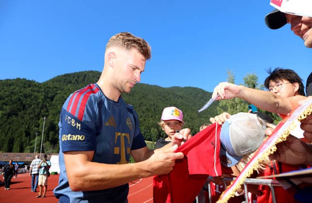Fussball, Herren, Bundesliga, Saison 2026 2027, FC Bayern München, Training, Trainingslager, Rottach-Egern Joshua Kimmich (FC Bayern München) beim Autogramme schreiben bei den Fans *** Soccer, Men s, Bundesliga, 2026–2027 Season, FC Bayern Munich, Training, Training Camp, Rottach Egern: Joshua Kimmich of FC Bayern Munich signing autographs for fans