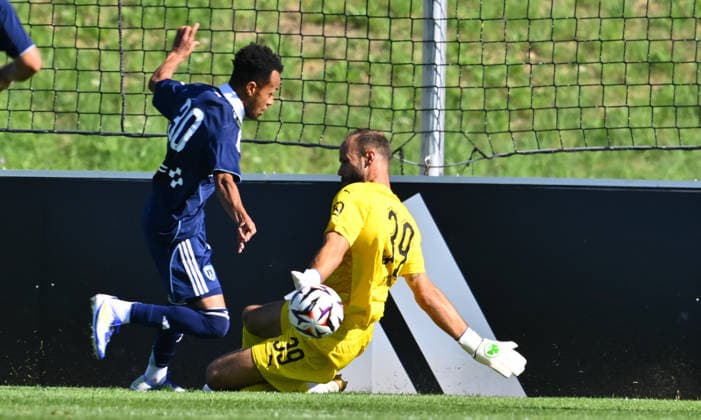 28.07.2026 - Fussball - Saison 2026 2027 - Testspiel Freundschaftsspiel Vorbereitungsspiel - Paris FC - SpVgg Greuther Fürth ( Kleeblatt ) - - Sportfoto Zink - xwoxzix - regulations prohibit any use of photographs as image sequences and or quasi-video - only for editorial use - El Hadary Raherriniaina (30, Paris FC) Christian Ortag (39, SpVgg Greuther Fürth ) Szene zu Elfmeter Strafstoß *** July 28, 2026 Soccer Season 2026–2027 Exhibition Match Friendly Match Preseason Match Paris FC SpVgg Greuther Fürth Kleeblatt Sports Photo Zink xwoxzix Regulations prohibit any use of photographs as image sequences and or quasi-video; for editorial use only. El Hadary Raherriniaina 30, Paris FC; Christian Ortag 39, SpVgg Greuther Fürth; Scene: Penalty kick