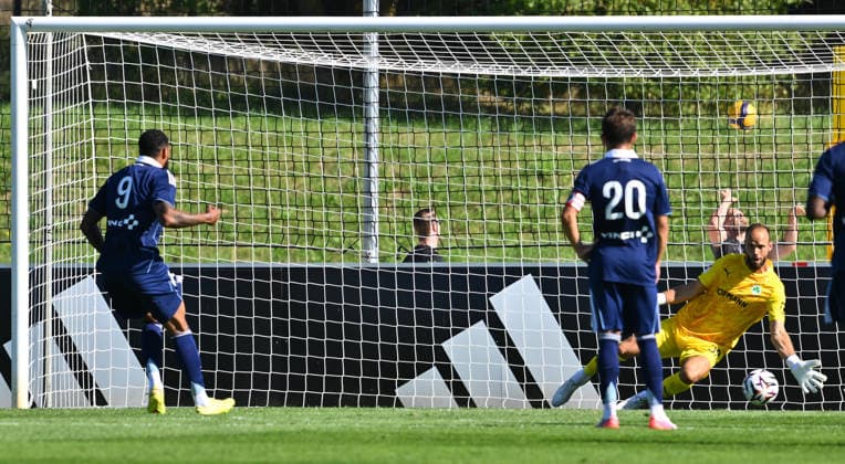 28.07.2026 - Fussball - Saison 2026 2027 - Testspiel Freundschaftsspiel Vorbereitungsspiel - Paris FC - SpVgg Greuther Fürth ( Kleeblatt ) - - Sportfoto Zink - xwoxzix - regulations prohibit any use of photographs as image sequences and or quasi-video - only for editorial use - Christian Ortag (39, SpVgg Greuther Fürth ) hält Elfmeter Strafstoß von Willem Geubbels (9, Paris FC) *** July 28, 2026 Soccer Season 2026–2027 Exhibition Match Friendly Match Preseason Match Paris FC SpVgg Greuther Fürth Kleeblatt Sports Photo by Zink xwoxzix; regulations prohibit any use of photographs as image sequences and or quasi-video; for editorial use only. Christian Ortag 39, SpVgg Greuther Fürth saves a penalty kick by Willem Geubbels 9, Paris FC